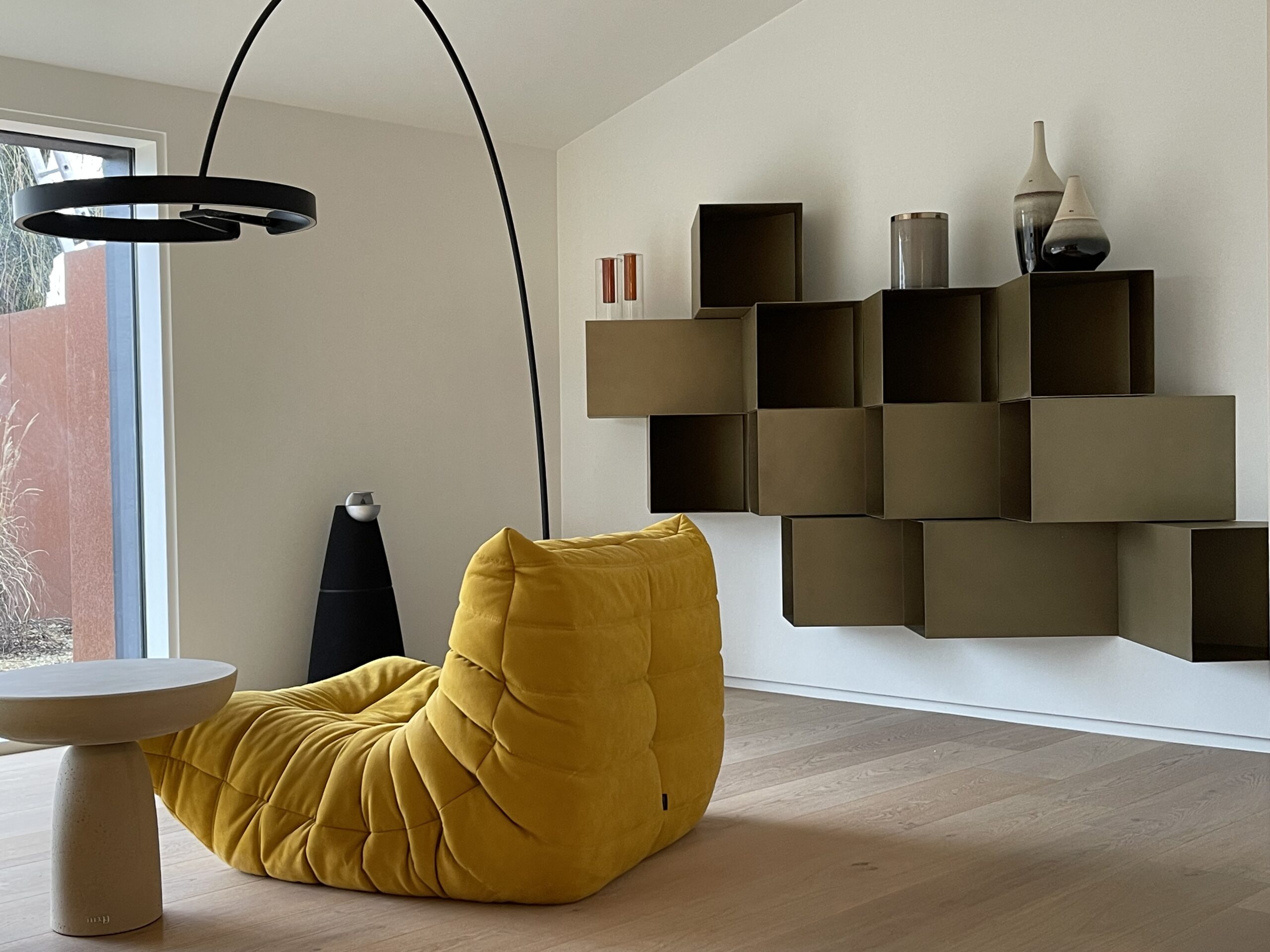 wandkast MOGG in een interieur - incl Occhio Mito staande lamp